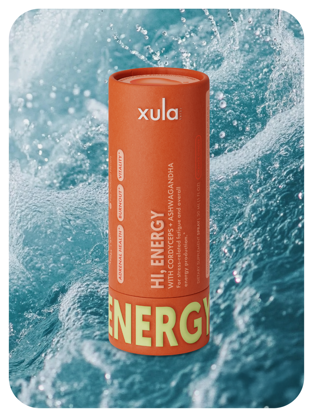 Empaque cilíndrico del HI, ENERGY, spray con adaptógenos. El tubo se encuentra sobre una imagen de agua azul con blanco.